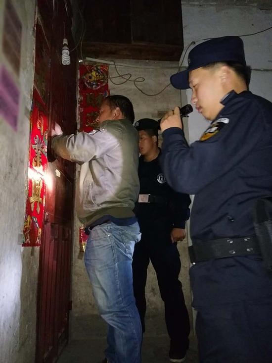 荆州粗心妈妈误将幼女锁家中 民警全城寻开锁师傅开门